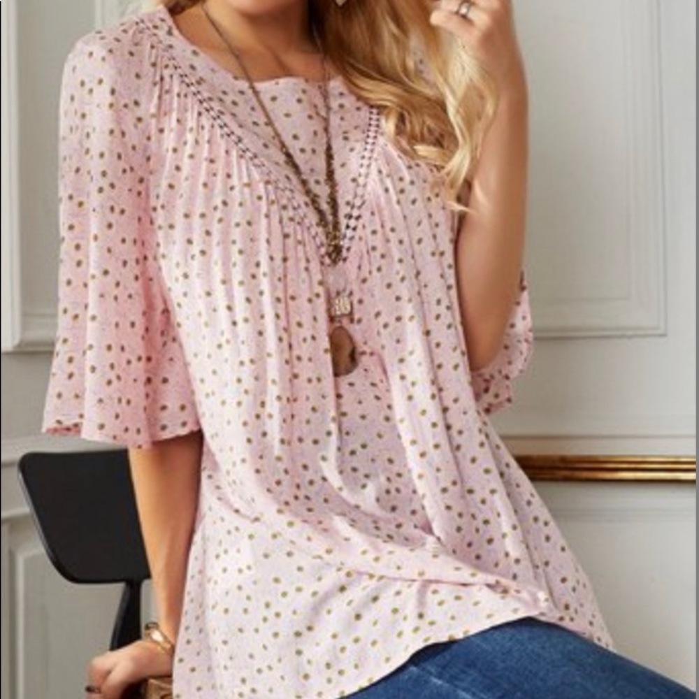 💁🏻‍♀️ CLOSET CLEAROUT! Flirty crochet detail top with butterfly sleeves